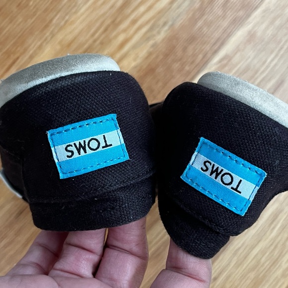 Women’s black Toms slip ons - Picture 5 of 5